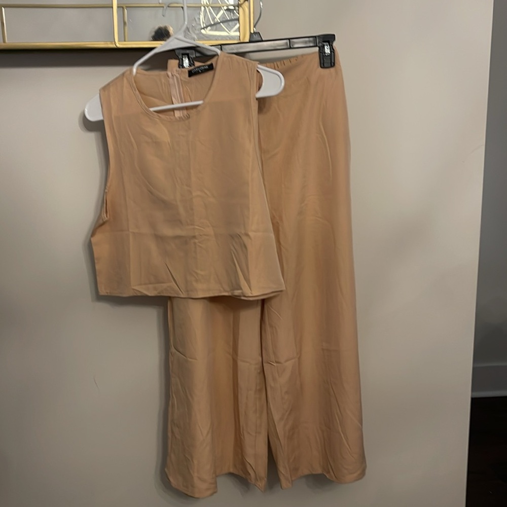 NWOT LOVEU.DEAR Women’s Pant Set Size Medium Crop Top High Waist Wide Leg Set